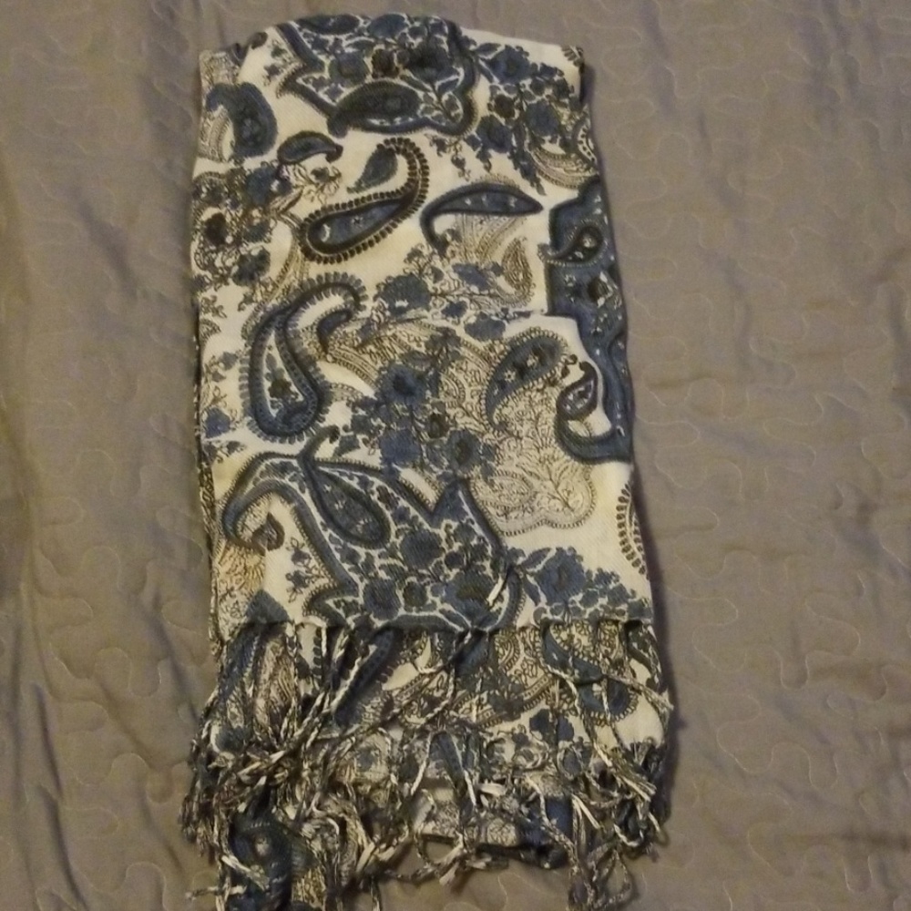 Im selling a pashmine scarve - Picture 2 of 4